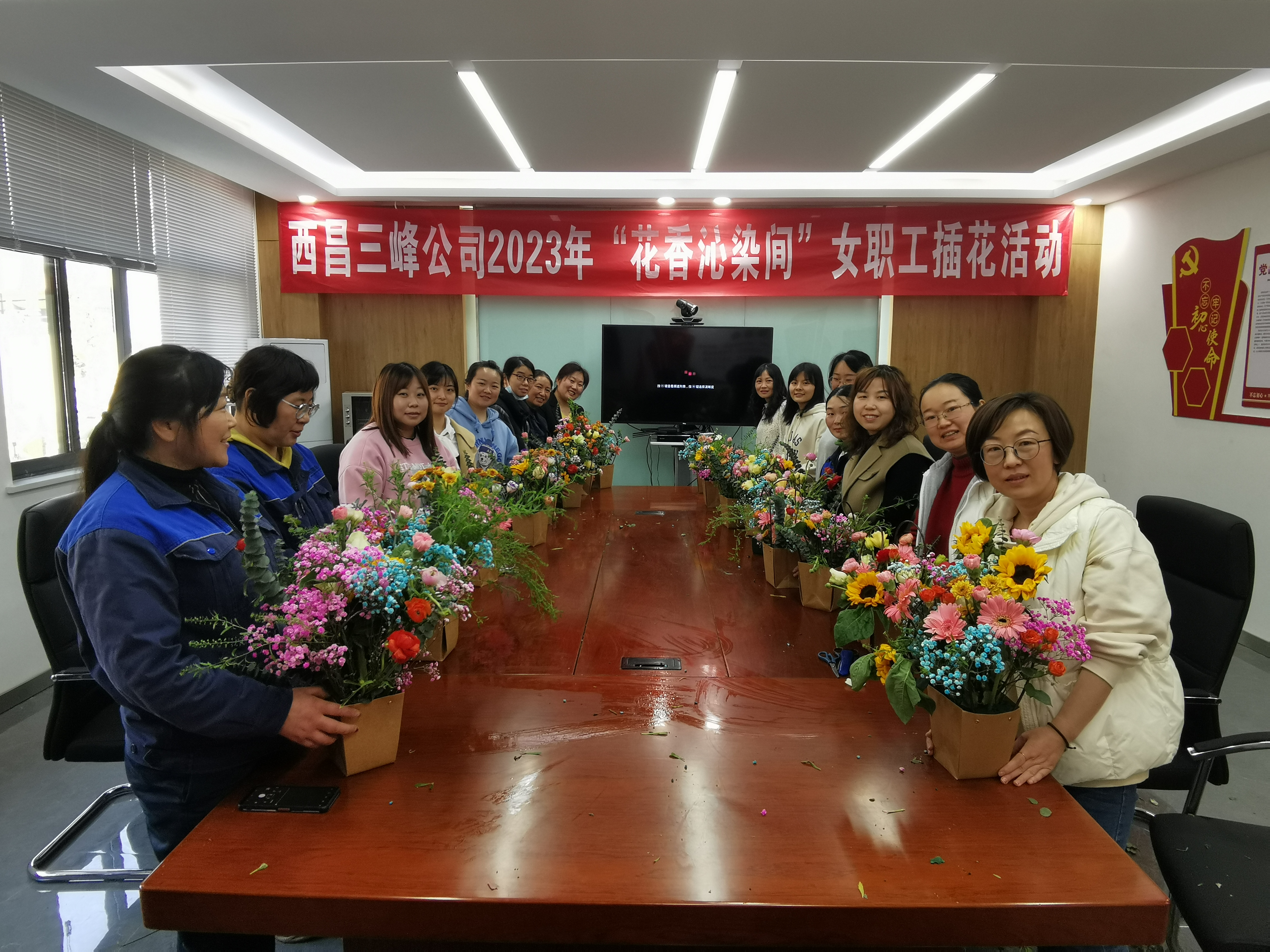 3月7日，四川西昌公司開展“花香沁染間”插花活動。.jpg