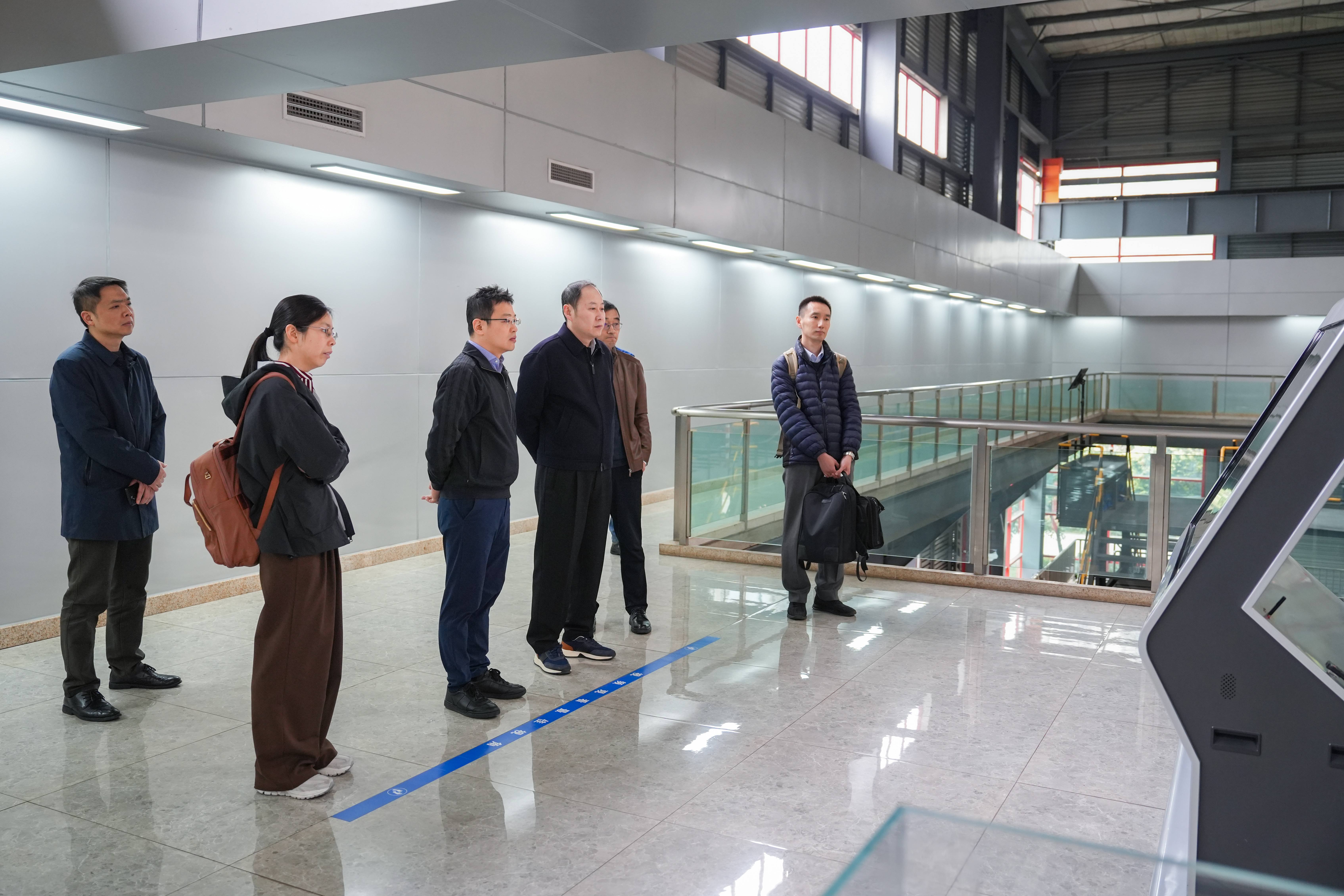 中信環(huán)境黨委委員、副總經(jīng)理王松一行到三峰環(huán)境集團(tuán)考察交流